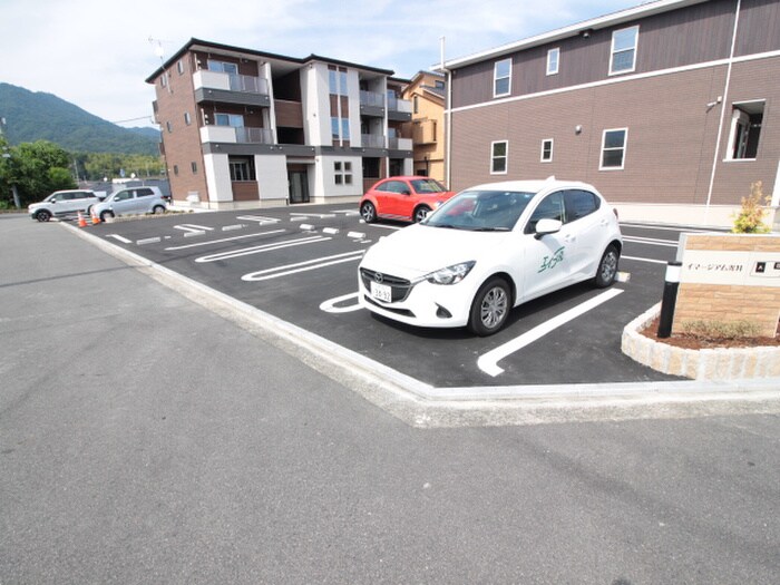 物件外観写真3　(駐車場)