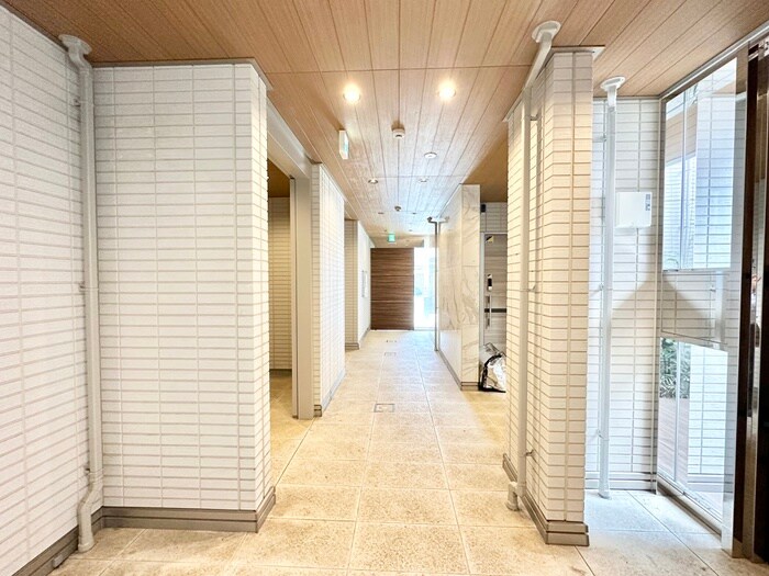 物件外観写真2　(エントランス部分)