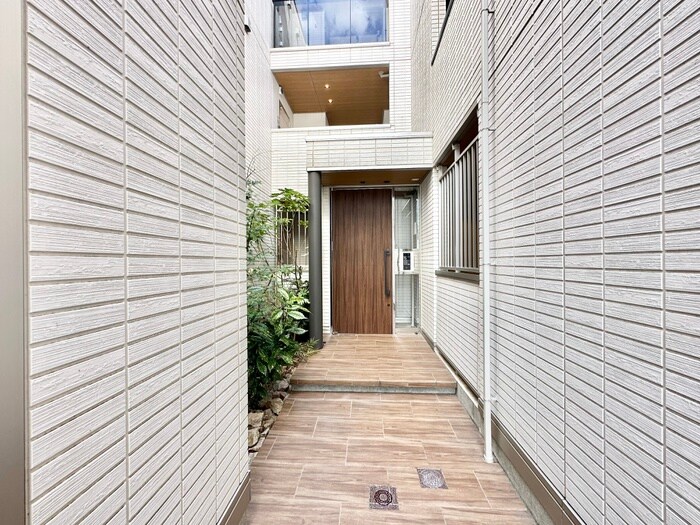 物件外観写真6　(エントランス部分)