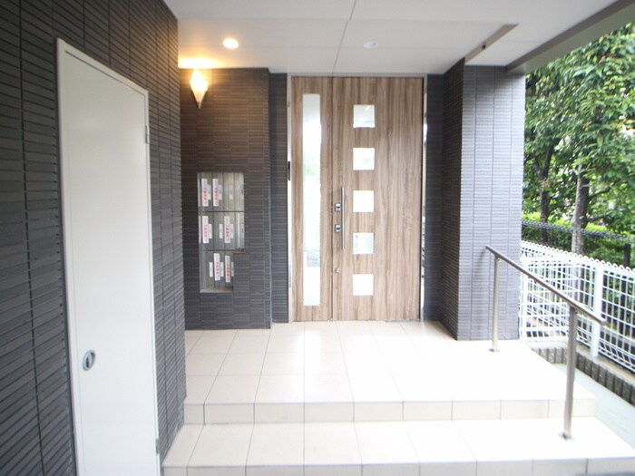 物件外観写真5　(エントランス部分)