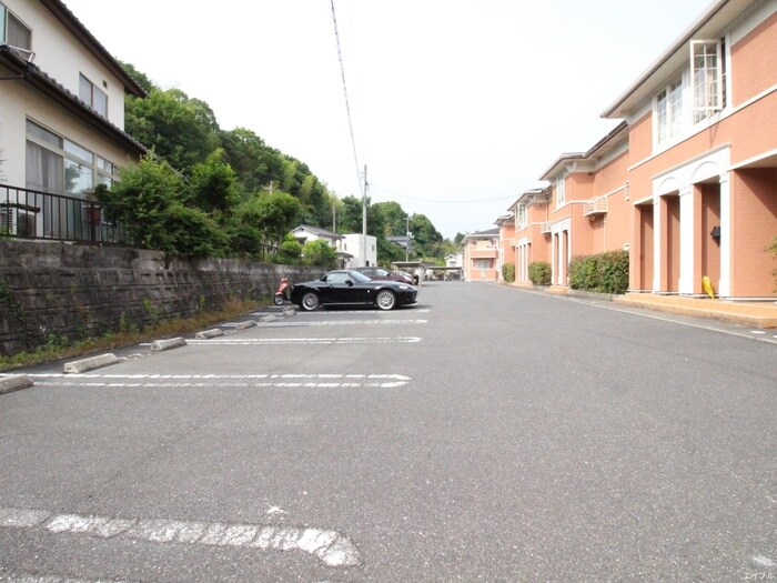 物件外観写真3　(駐車場)