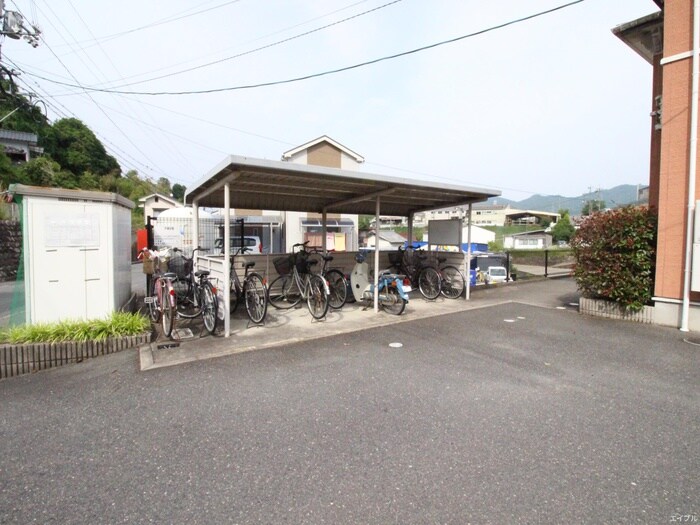 物件外観写真4　(駐輪場)