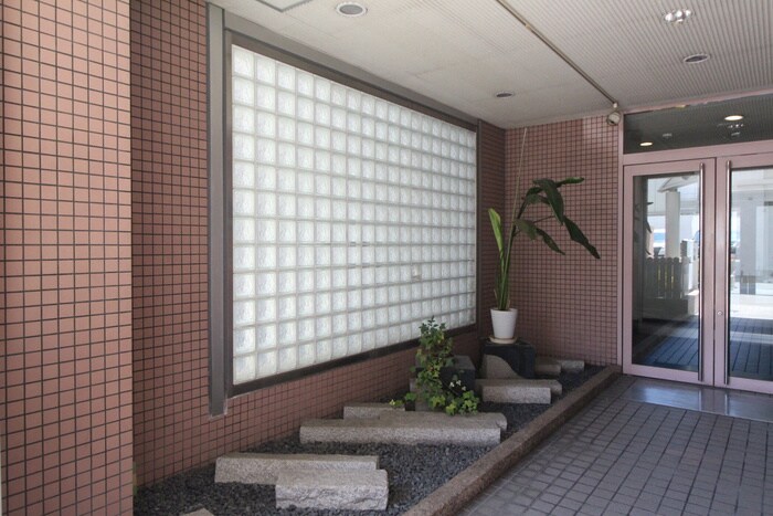 物件外観写真5　(エントランス部分)