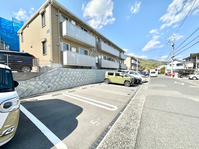 物件外観写真2　(駐車場)