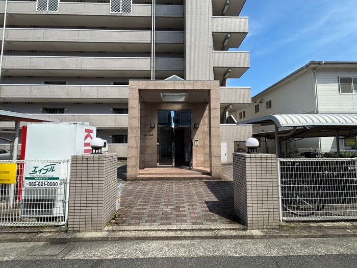 物件外観写真2　(エントランス部分)