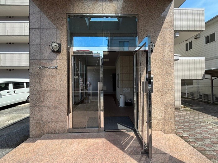 物件外観写真3　(エントランス部分)