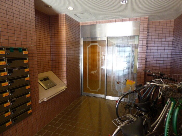 物件外観写真2　(エントランス部分)