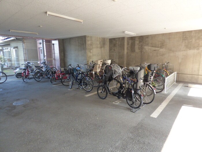 物件外観写真4　(駐輪場)