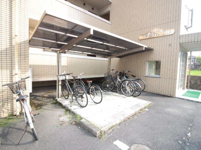 物件外観写真3　(駐輪場)