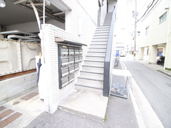 物件外観写真2　(エントランス部分)