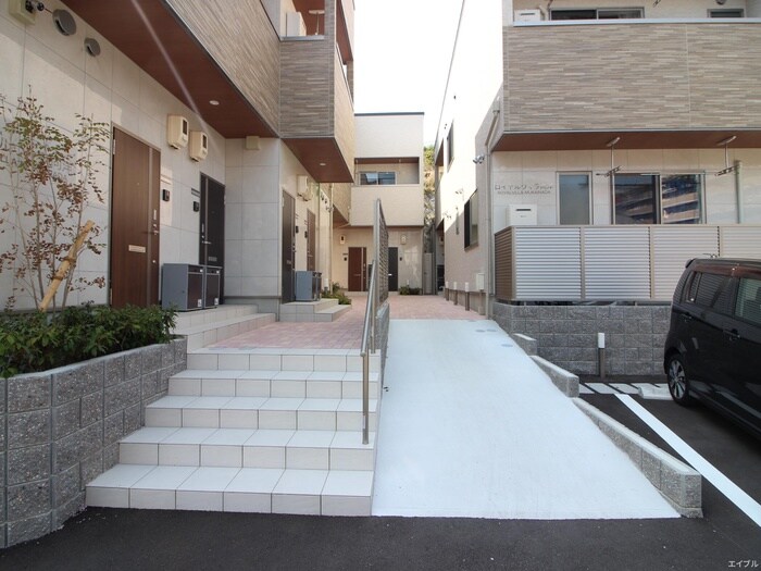 物件外観写真2　(エントランス部分)