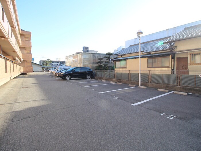 物件外観写真5　(駐車場)