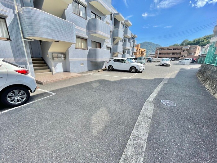 物件外観写真3　(駐車場)