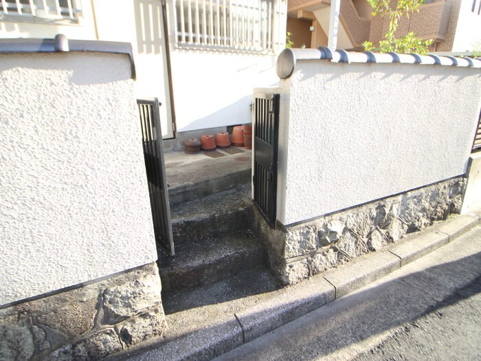 物件外観写真3　(エントランス部分)