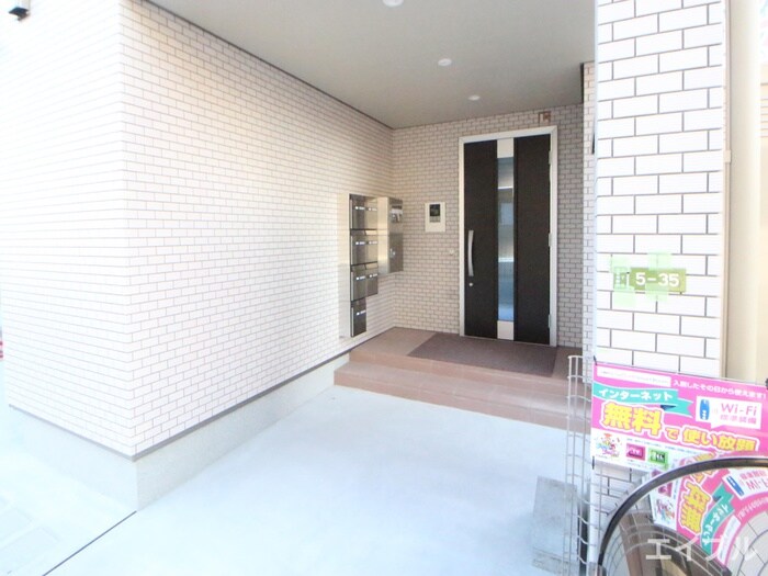 物件外観写真2　(エントランス部分)