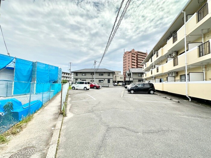 物件外観写真5　(駐車場)