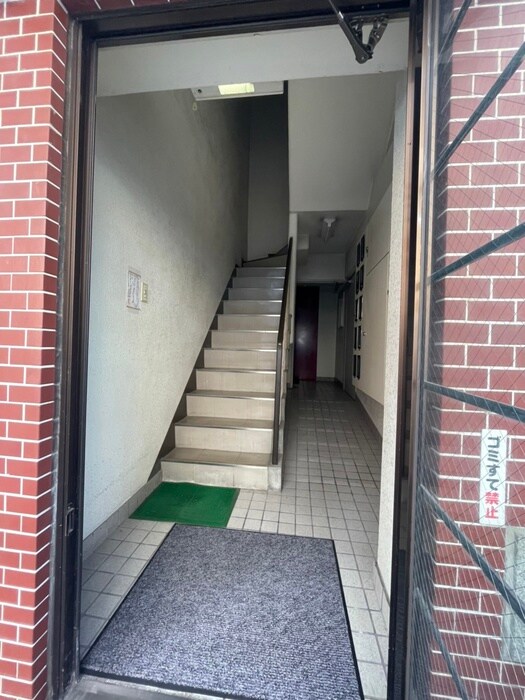 物件外観写真2　(エントランス部分)