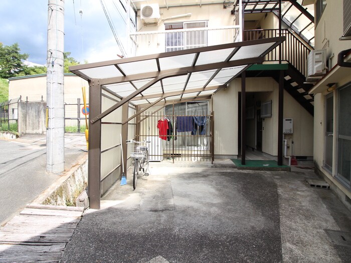 物件外観写真2　(駐輪場)