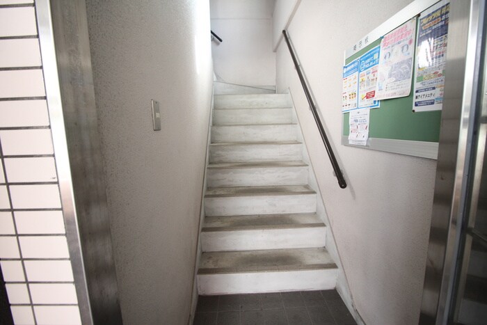 物件外観写真6　(エントランス部分)