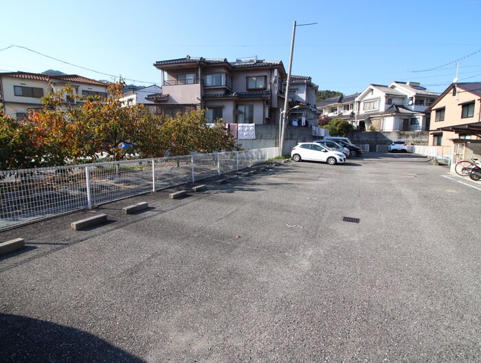 物件外観写真3　(駐車場)