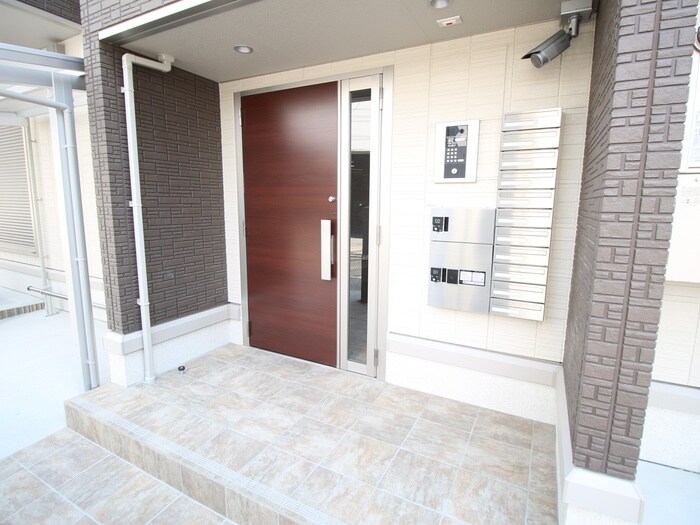 物件外観写真2　(エントランス部分)