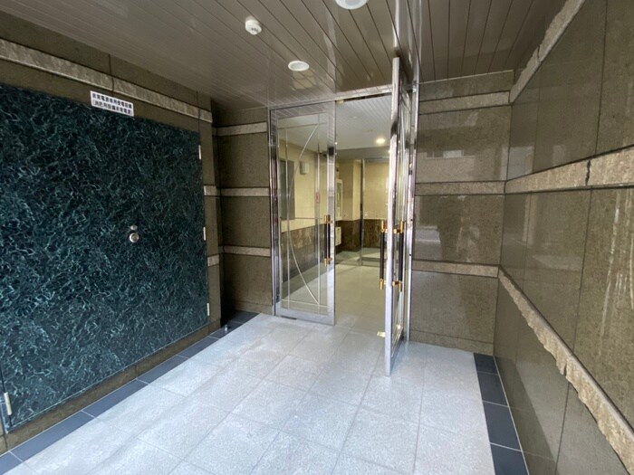 物件外観写真2　(エントランス部分)