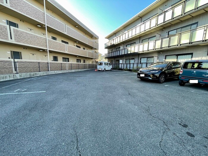 物件外観写真6　(駐車場)
