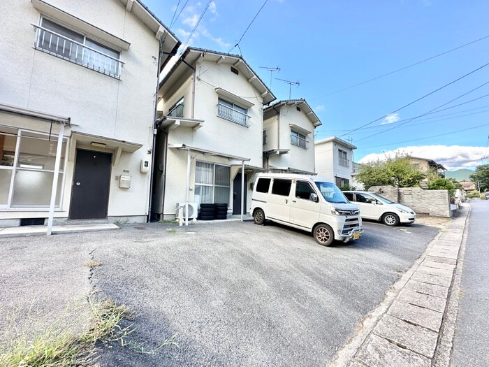 物件外観写真2　(駐車場)