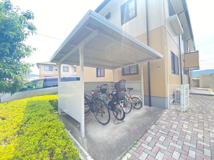 物件外観写真2　(駐輪場)