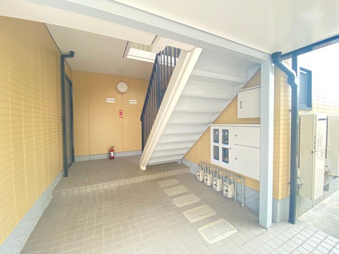 物件外観写真4　(エントランス部分)