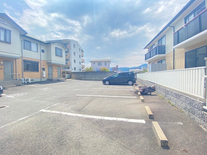 物件外観写真5　(駐車場)
