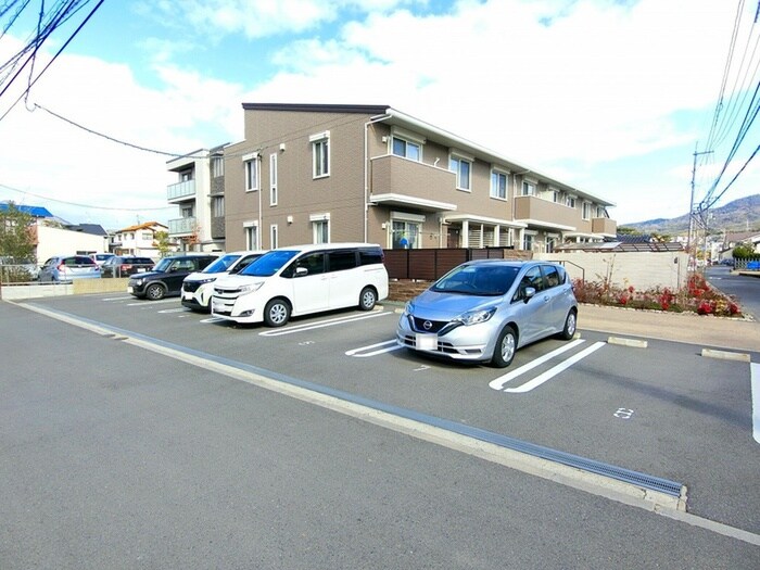 物件外観写真2　(駐車場)