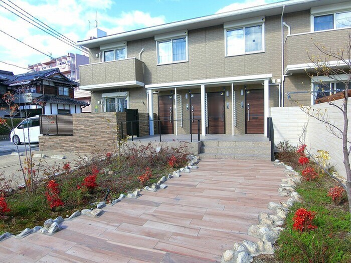 物件外観写真3　(エントランス部分)