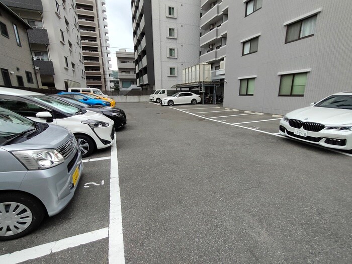 ル・クレール三篠の駐車場