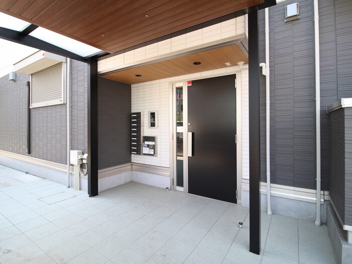 物件外観写真2　(エントランス部分)