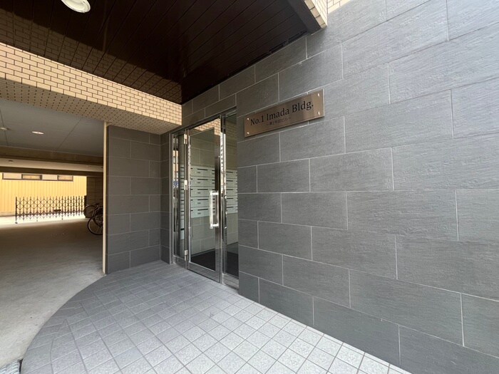 物件外観写真3　(エントランス部分)