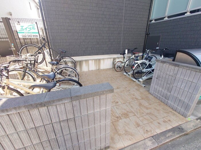 物件外観写真4　(駐輪場)
