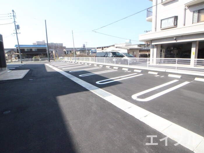 物件外観写真3　(駐車場)