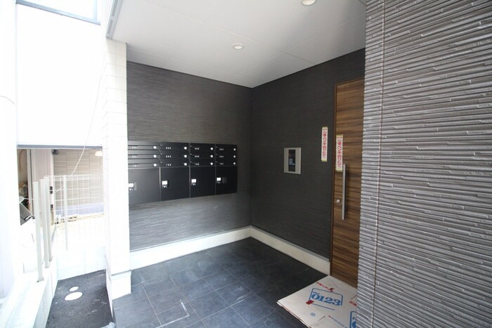 物件外観写真4　(エントランス部分)