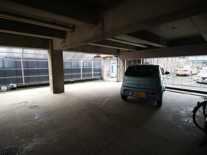 物件外観写真3　(駐車場)