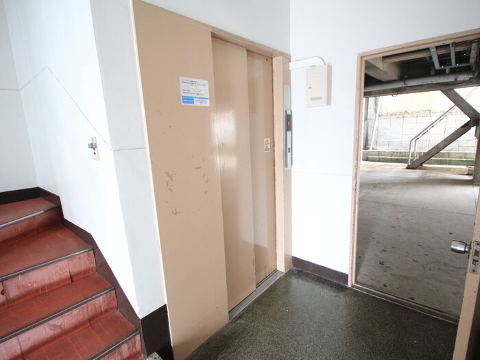 物件外観写真5　(エントランス部分)