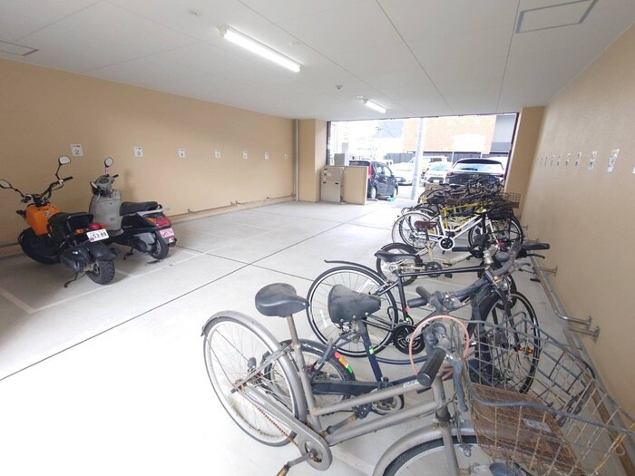 物件外観写真4　(駐輪場)