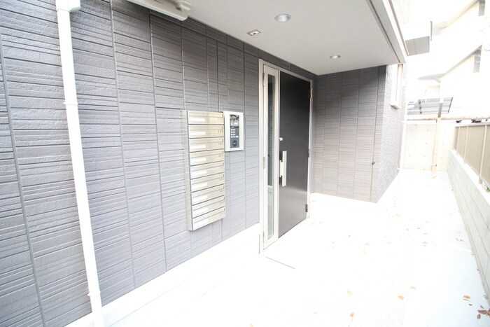 物件外観写真3　(エントランス部分)