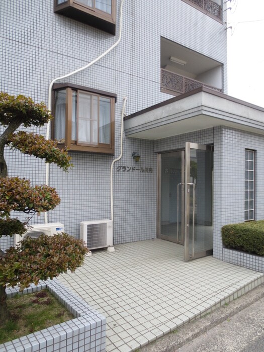 物件外観写真2　(エントランス部分)