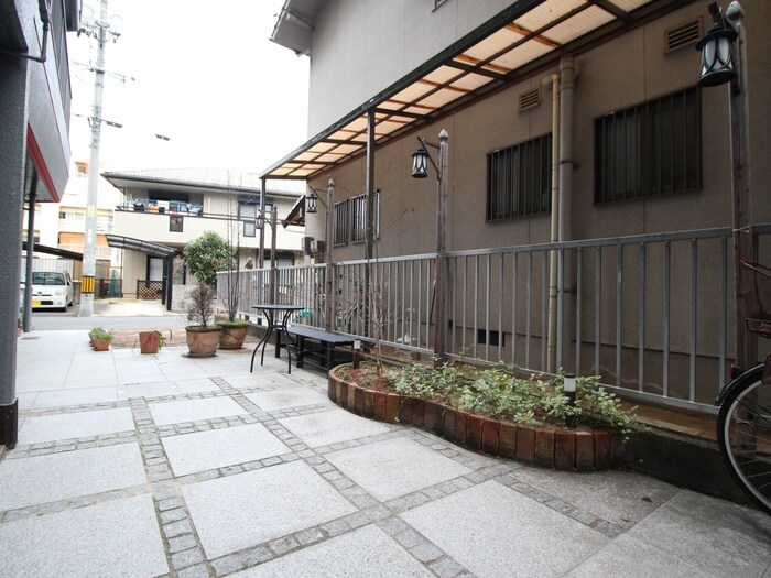 物件外観写真2　(エントランス部分)