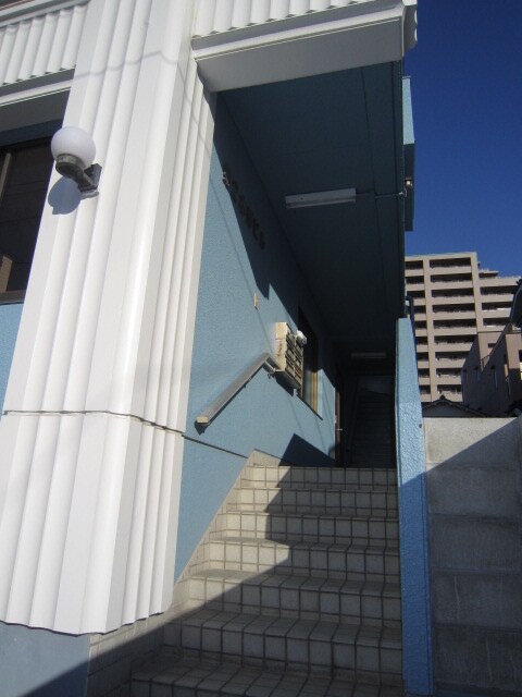 物件外観写真3　(エントランス部分)