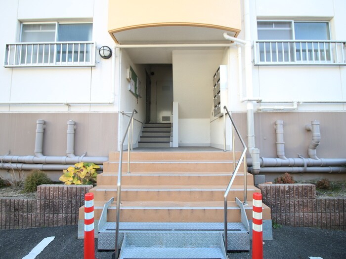 物件外観写真2　(エントランス部分)