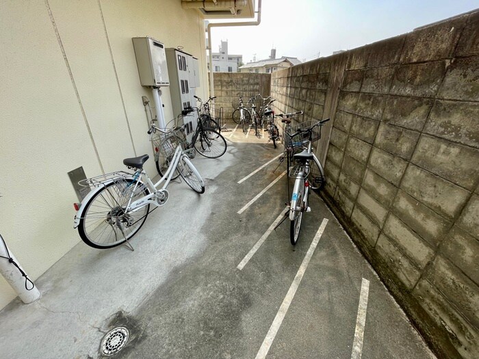 物件外観写真4　(駐輪場)