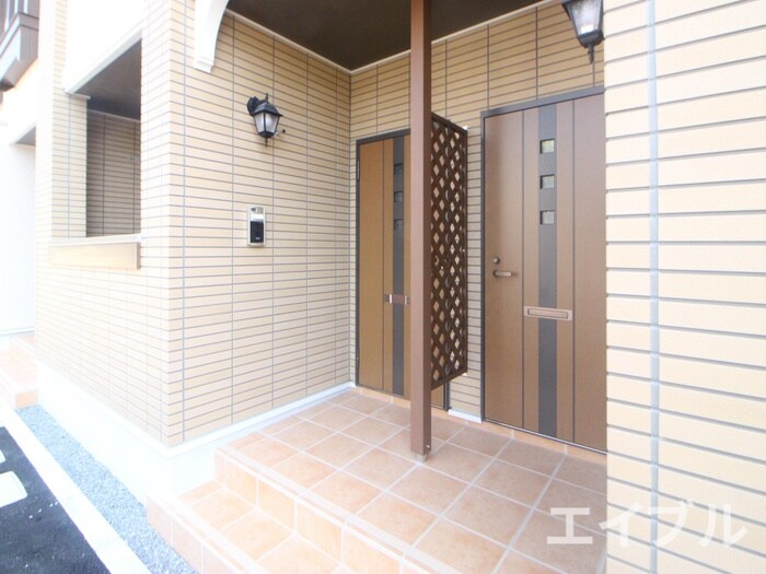 物件外観写真6　(エントランス部分)