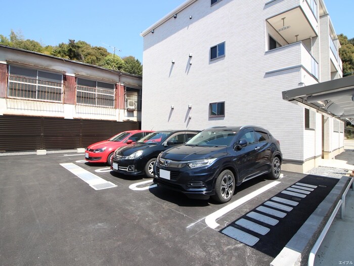 物件外観写真3　(駐車場)